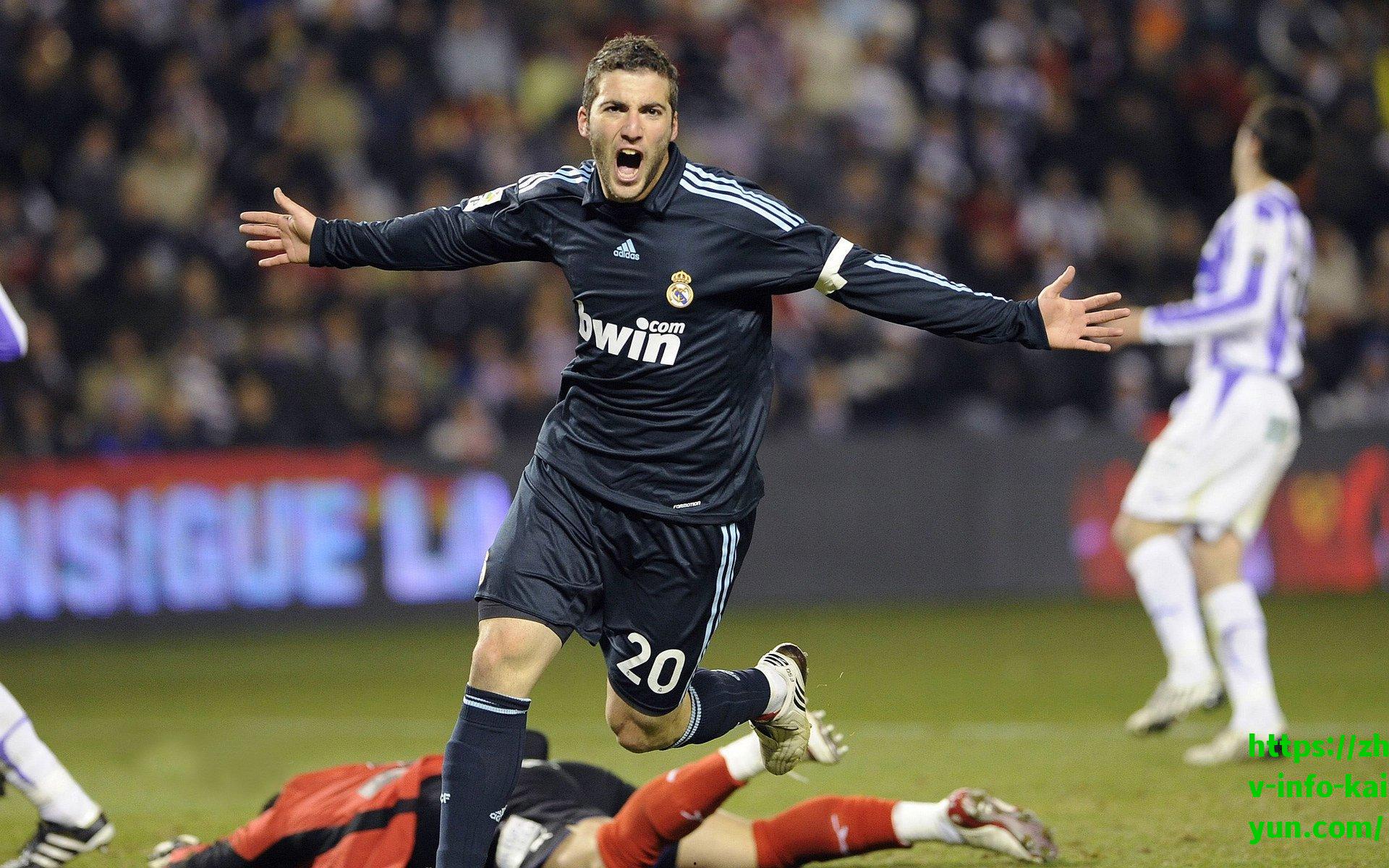 开云中国|迪巴拉跨界观战NBA引爆社交媒体！尼克斯官方视频捕捉罗马球星经典庆祝瞬间